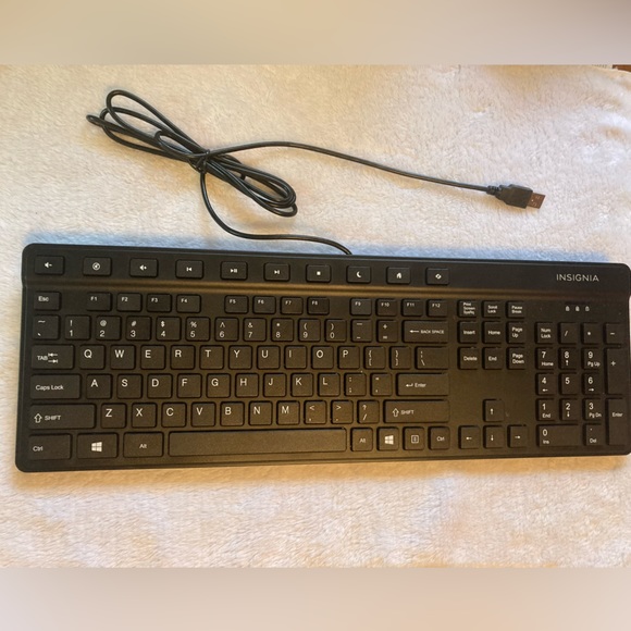 INSIGNIA USB Keyboard with kick stands on bottom New in box - Picture 2 of 9